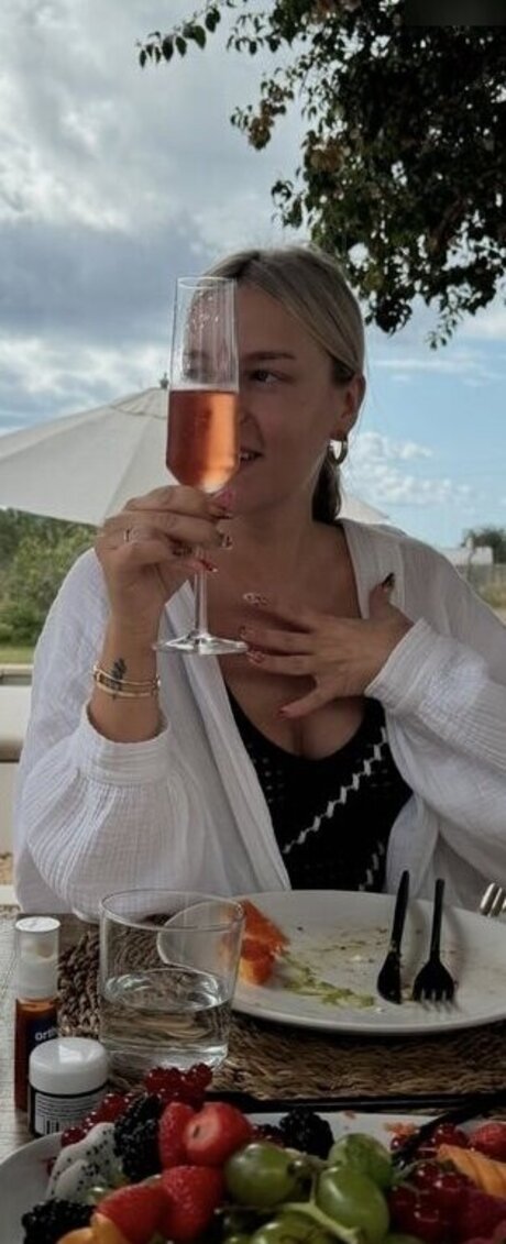 Dagi Bee model pornographic picture