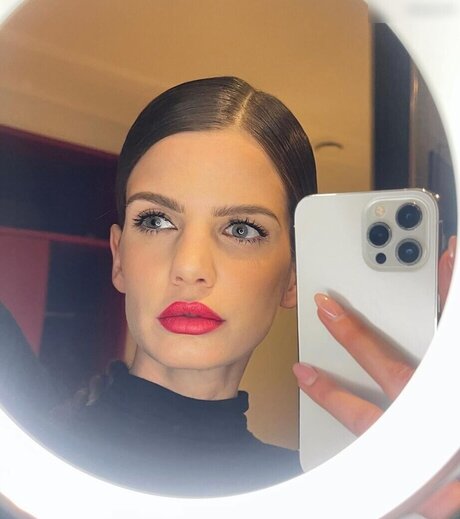 Simone Sevignani perfect actress pictures