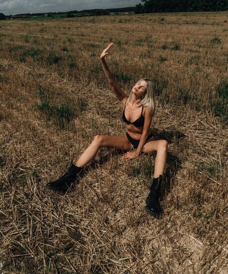 model onlyfans naked picture