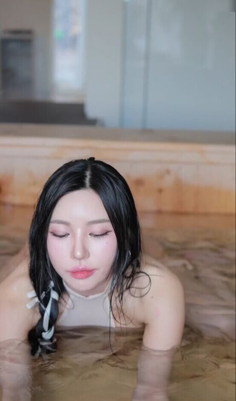 Donggeuran sexy pornstar img