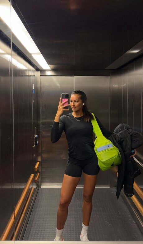 Sara Balzer erotic model pic