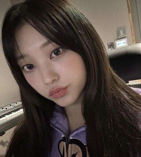 Haerin nude model img