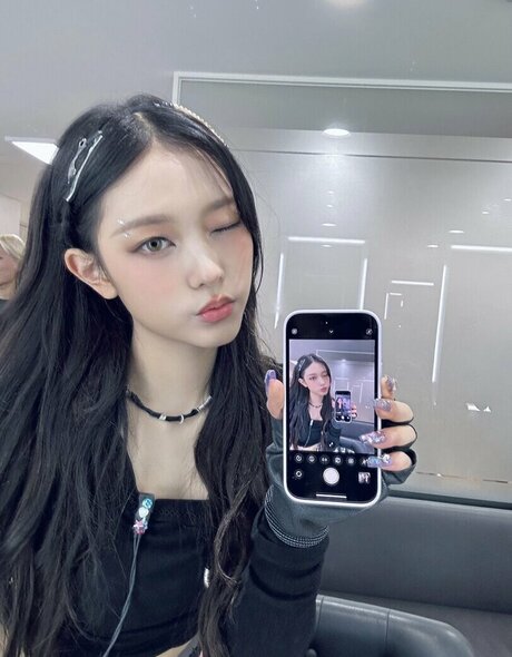 Haerin art star gallery