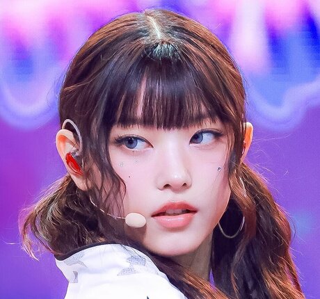 Haerin star top galleries