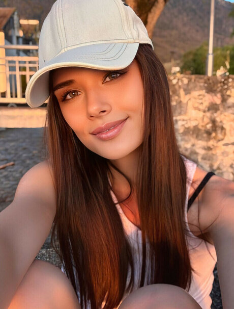 Starling ASMR model high quality images