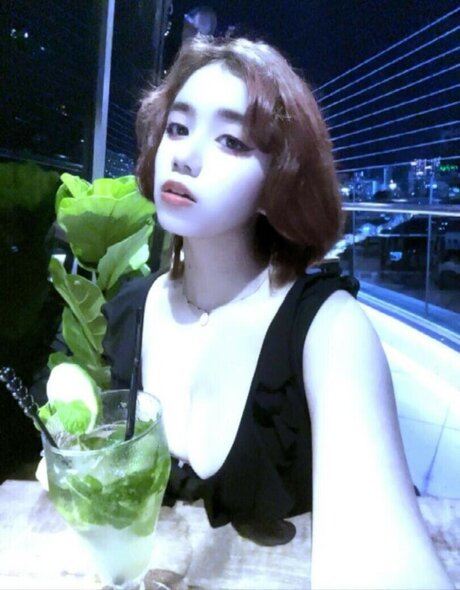 ElyanaSparks pornstar erotic gallery