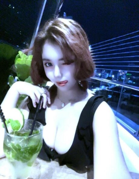 ElyanaSparks pornstar erotic images