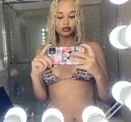 Tommy Genesis erotic model image