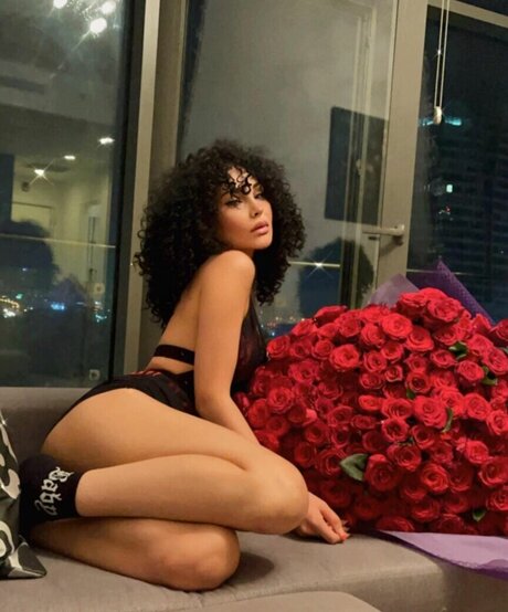 Isra Hurmanli hot star pic