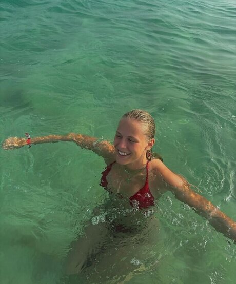 Prominent naked pornstar pic