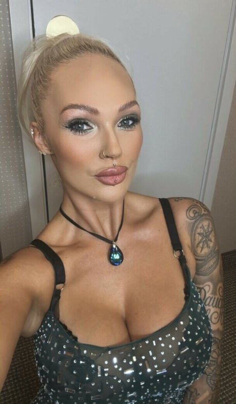 Camilla Jayne adult model pic