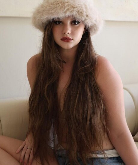 Isabella 110022 art model pic