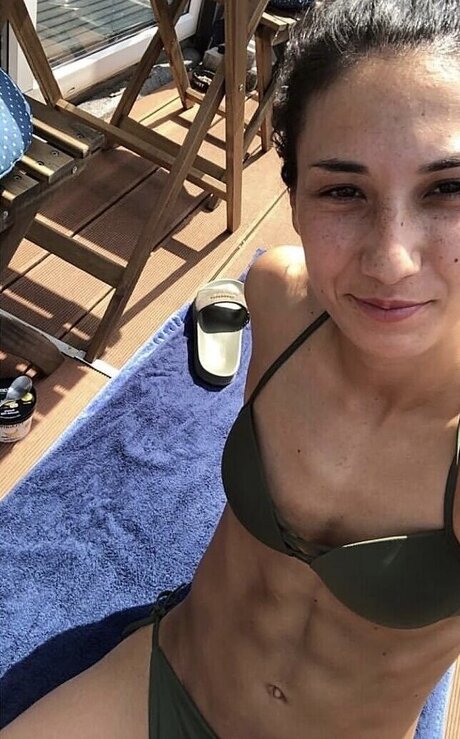 DFB Damen model image