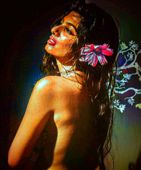 dare shiny naked model image