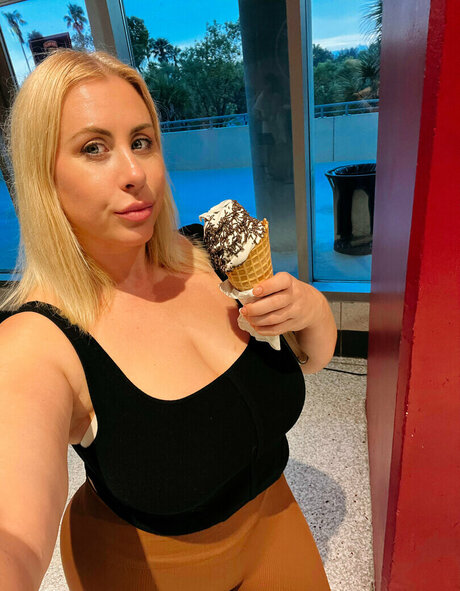 Lila Lovely sex actress photos