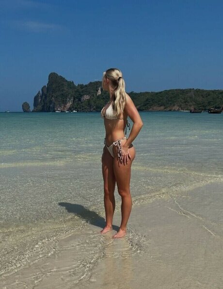 Ellie Maack xxx model pic