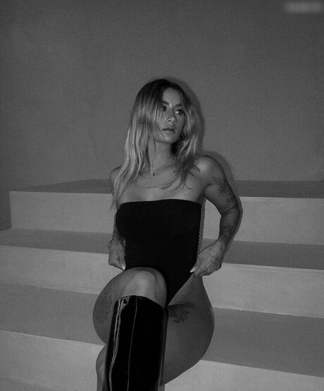 Lenaajoy nude pornstar pic