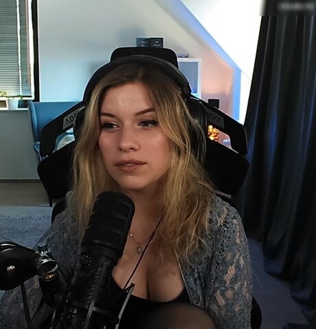 FormulaLena model sex image