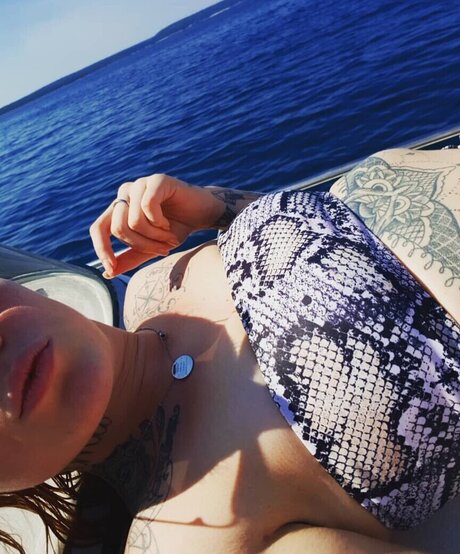 Typischblonnd pornstar naked photo