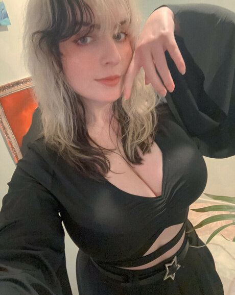 Aretteepls model hot pic