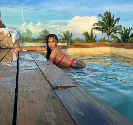 Queen Naija star nice images