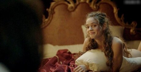Versailles Fernsehserie_ pretty actress pic