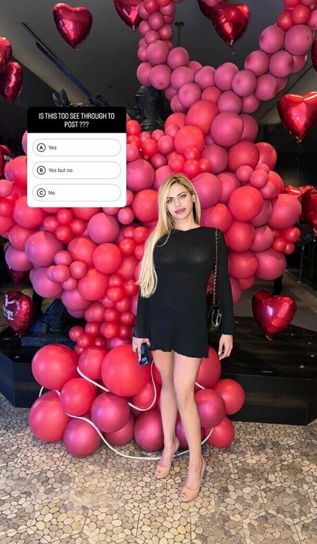 Mehreen model sexy pic