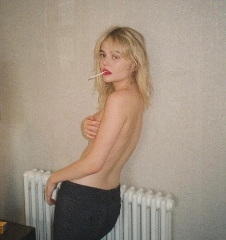 Emily Alyn Lind free pornstar picture