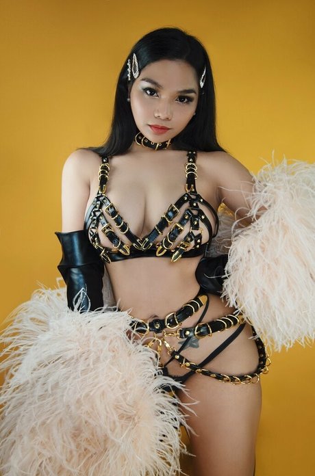 Fantastic Nami model sexy pictures