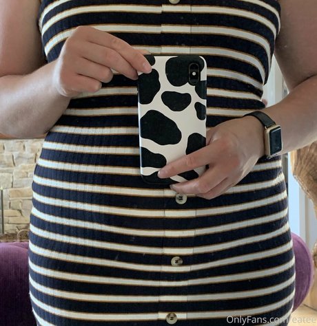 eatee naked model pictures