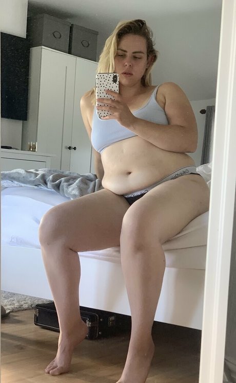 eatee naked pornstar photo