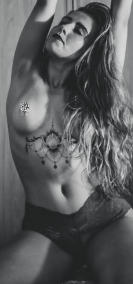 lauratavora nude star image