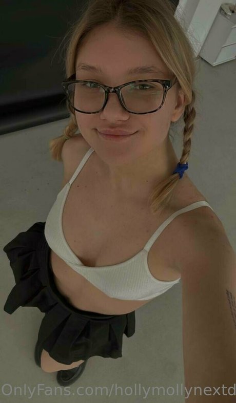 hollymollynextdoor art actress photo