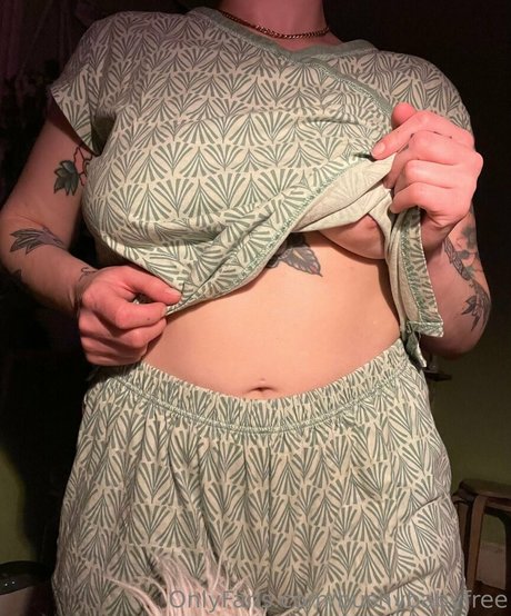 bushybabyfree model top image