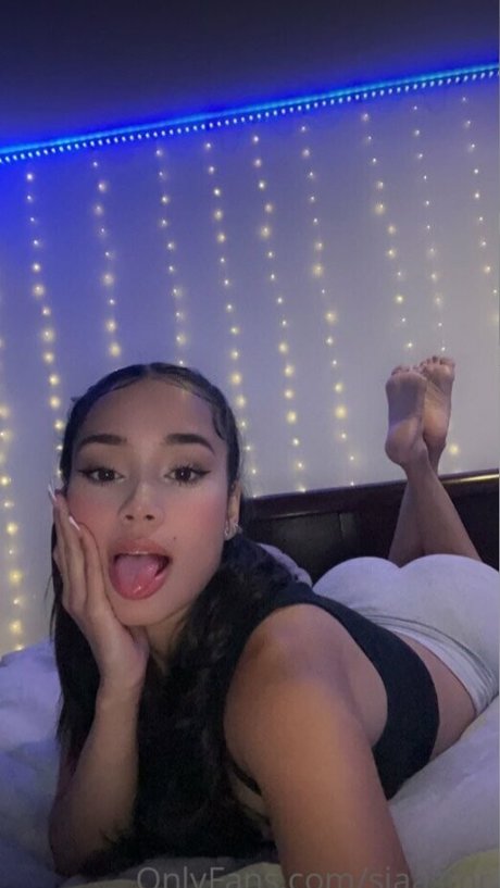 Sia ASMR hot star image