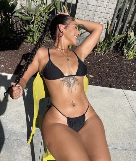 virdiisunique model erotic photo