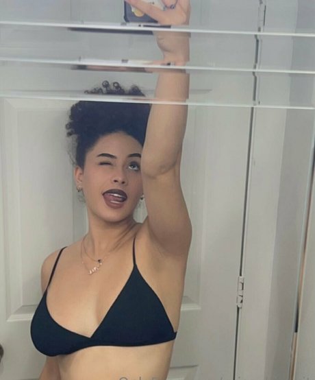 prissybiscuit adult model img