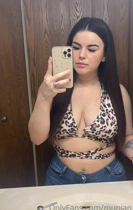 munjan model hot pics