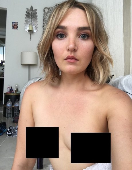 Chloe Fineman art star archive