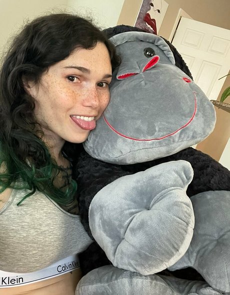 Eevee Bee star exclusive picture