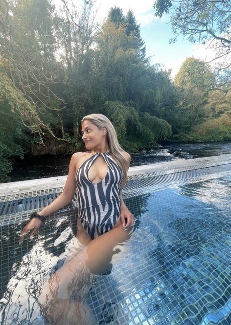 Melissa Reddy model art gallery