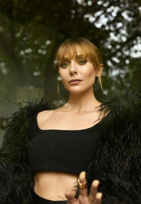 Elizabeth Olsen sexy star photo