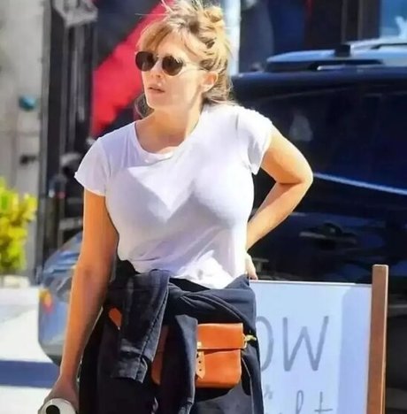 Elizabeth Olsen nude pornstar photo