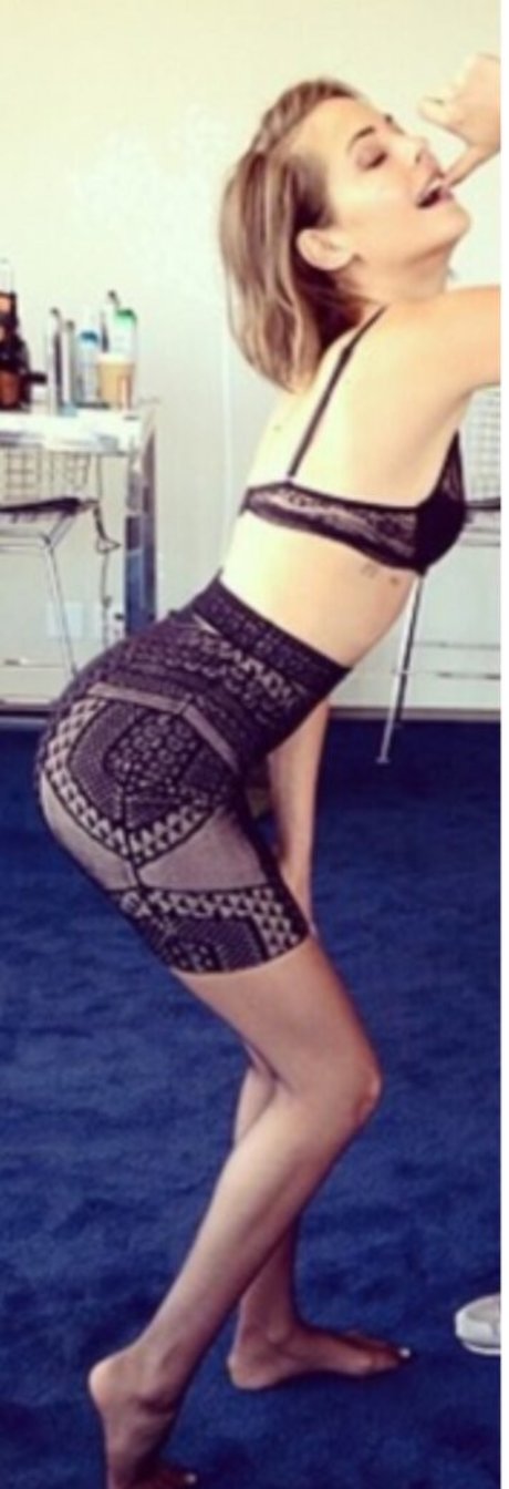 Willa Holland free actress photos