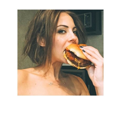 Willa Holland nudes model gallery