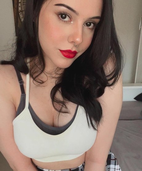 EmilyIsRedCoat star exclusive picture