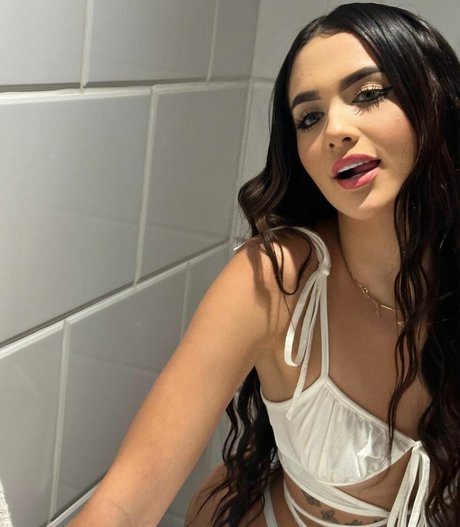 Letycia Soares nice actress photos