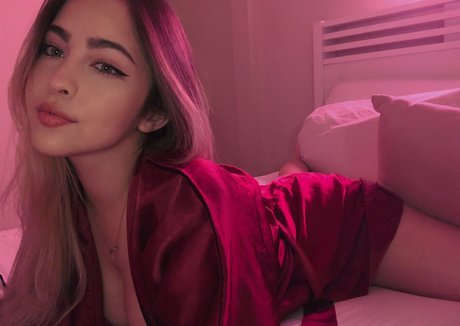 Hilenna model erotic pic