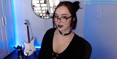 Holls8 model nude pics