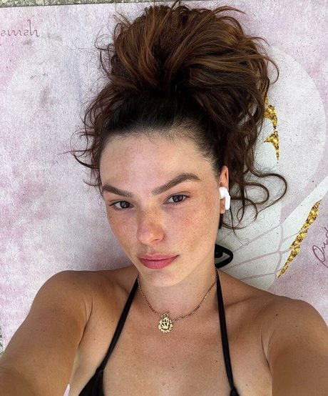 Isis Valverde pornographic star pic